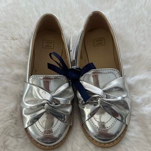Janie & Jack girls silver loafers, NWT, size 10